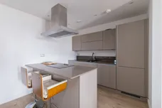 Williamsburg Plaza, E14 photo 2