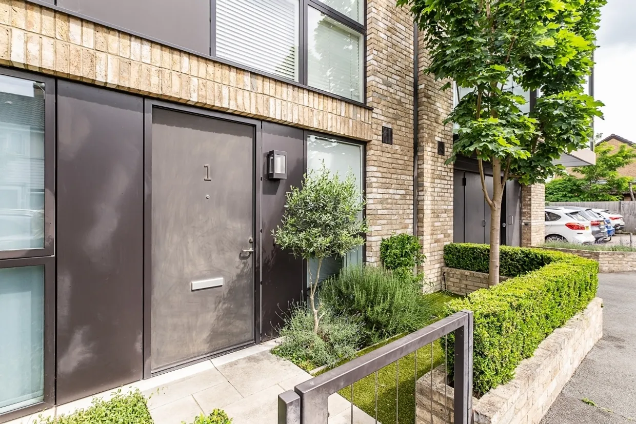 Montague Road London SW19 photo 13