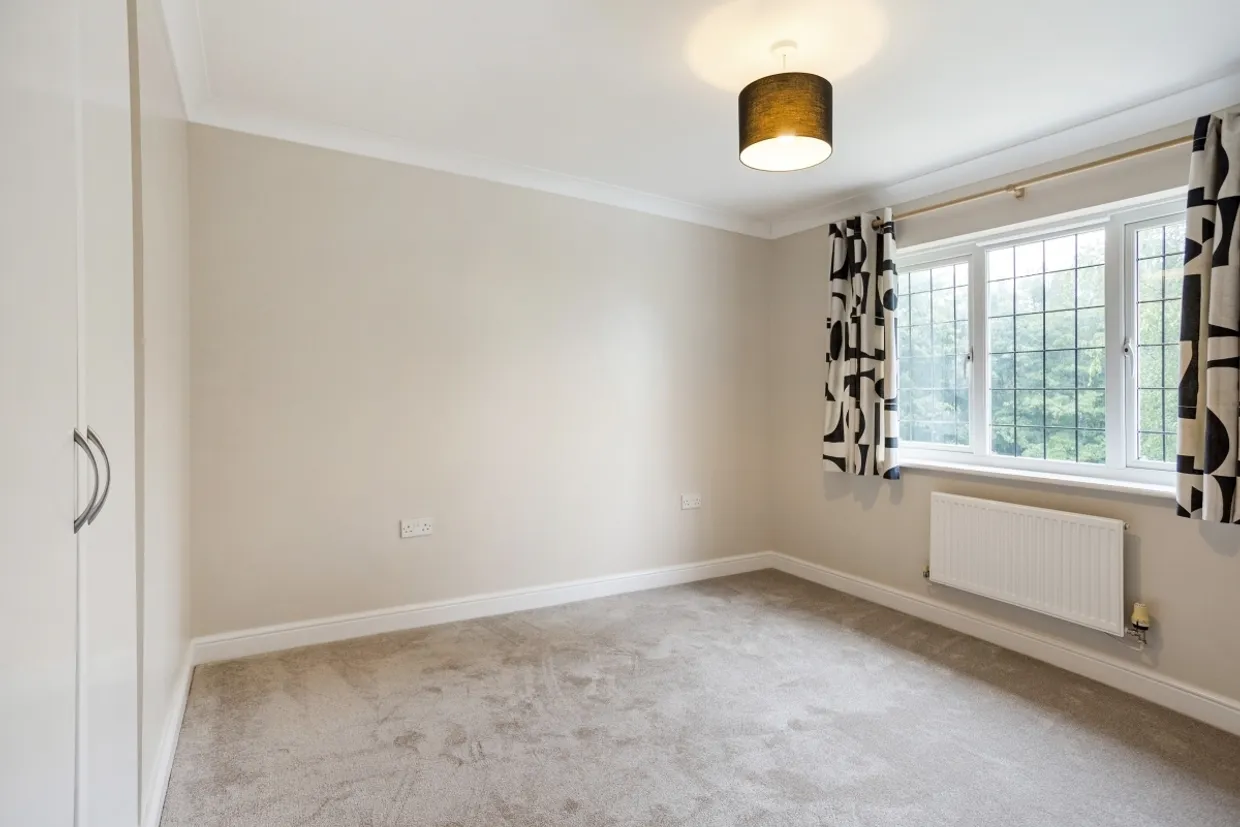 Vicarage Close Colgate RH12 photo 7