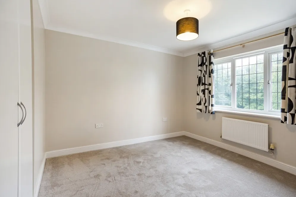 Vicarage Close Colgate RH12 photo 7