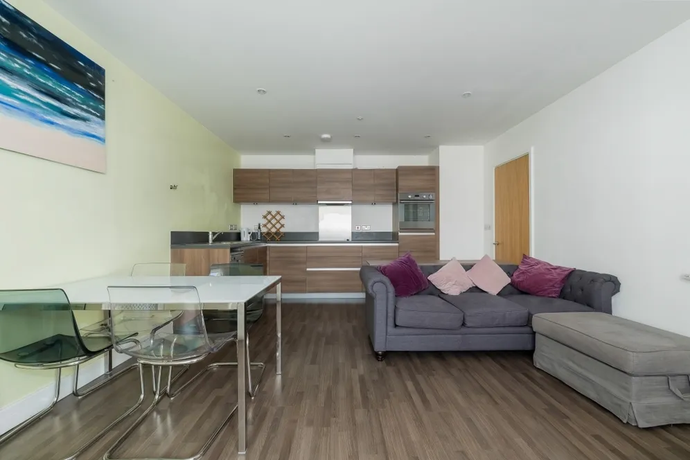 Barking Road, E16 photo 4