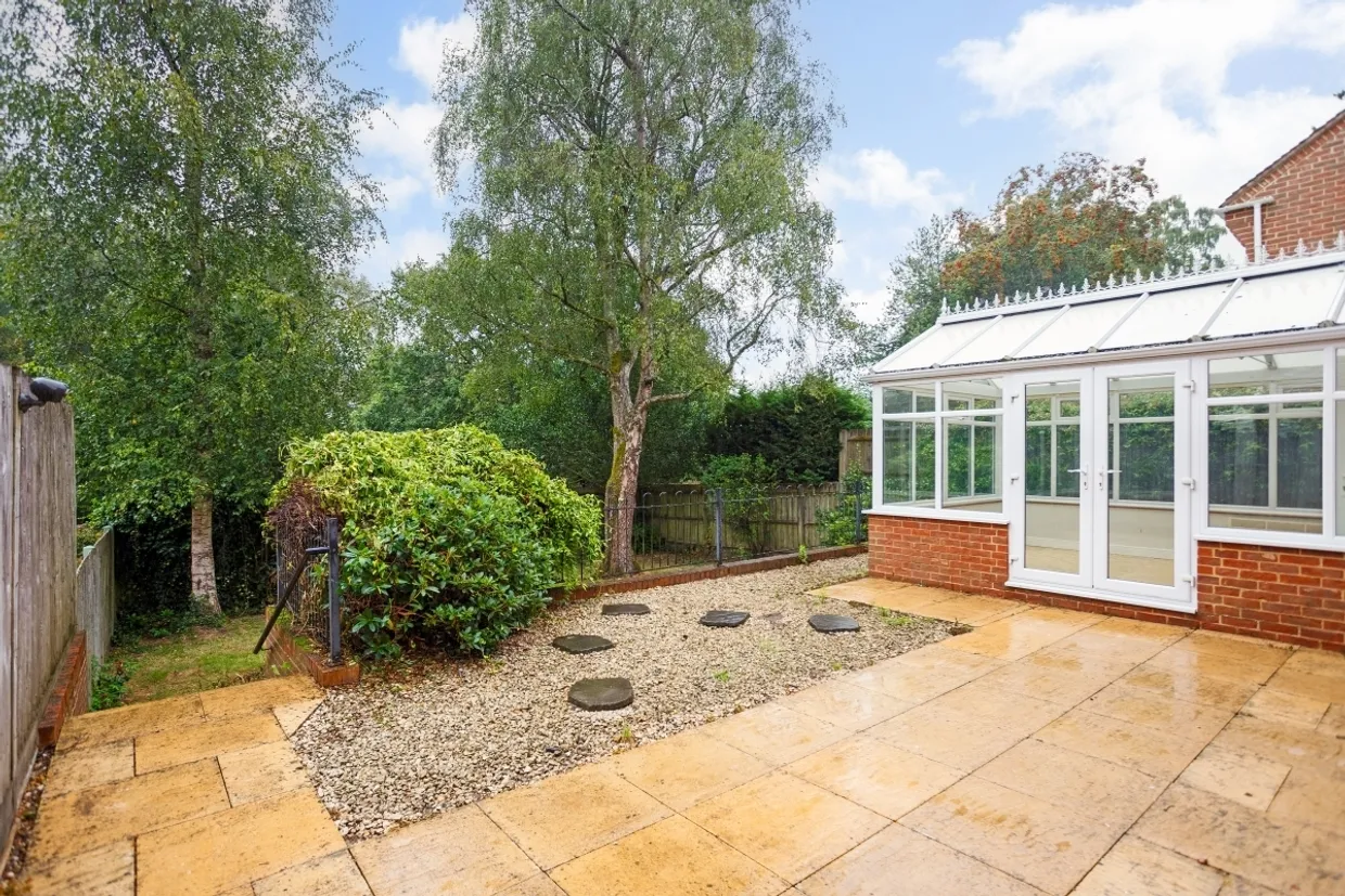 Vicarage Close Colgate RH12 photo 9
