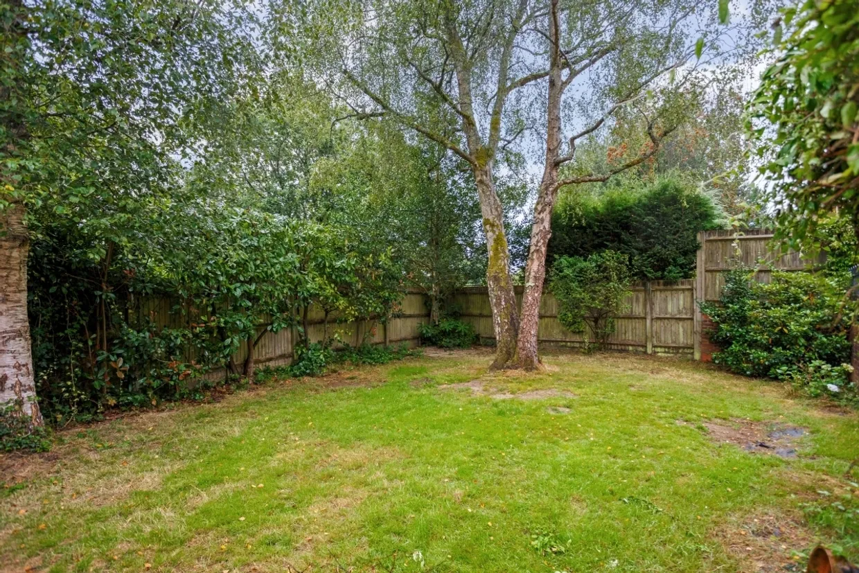 Vicarage Close Colgate RH12 photo 10