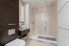 Williamsburg Plaza, E14 photo 8