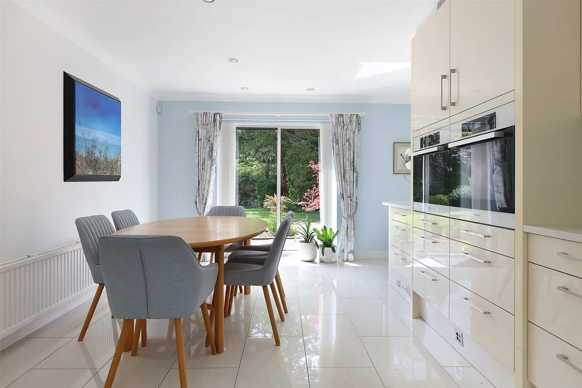 Glenheadon Close, Leatherhead, Surrey, KT22