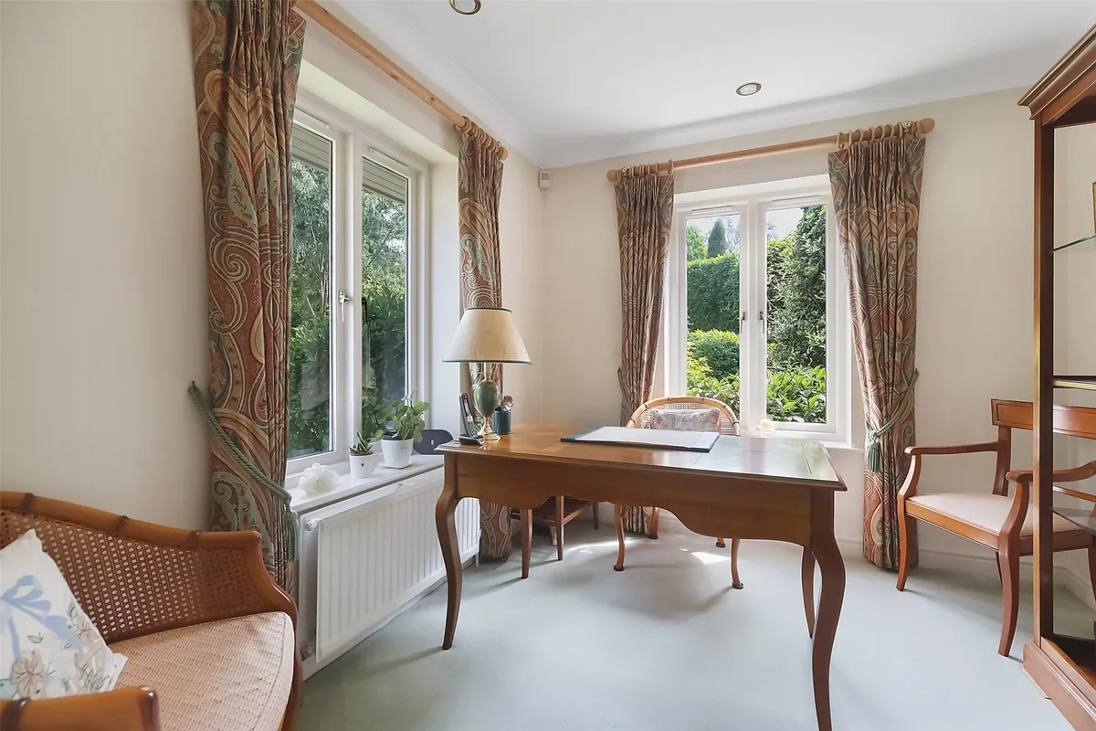 Glenheadon Close, Leatherhead, Surrey, KT22