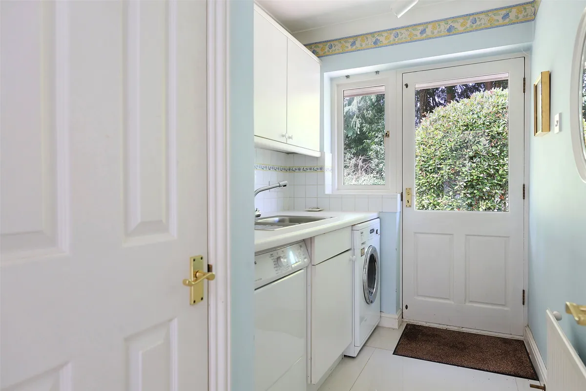 Glenheadon Close, Leatherhead, Surrey, KT22
