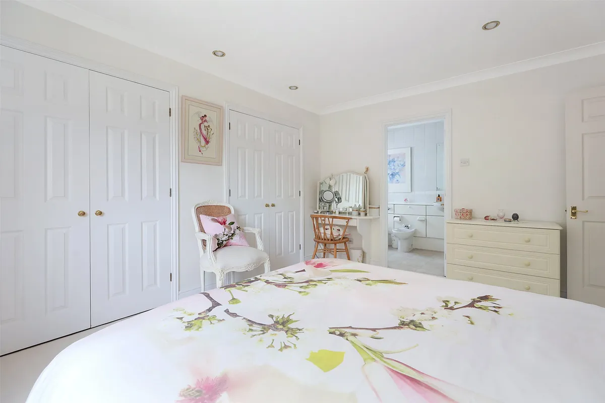 Glenheadon Close, Leatherhead, Surrey, KT22
