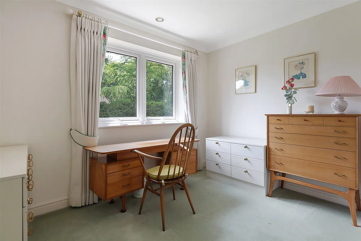 Glenheadon Close, Leatherhead, Surrey, KT22
