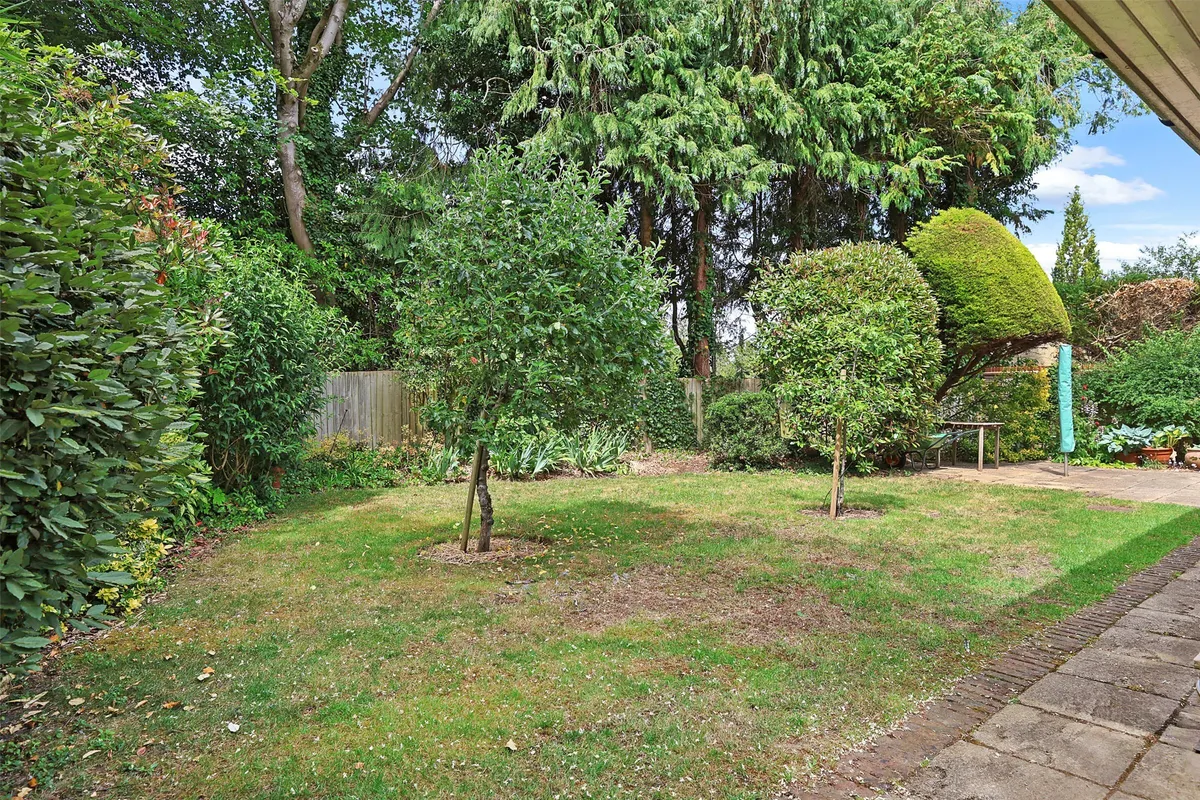 Glenheadon Close, Leatherhead, Surrey, KT22