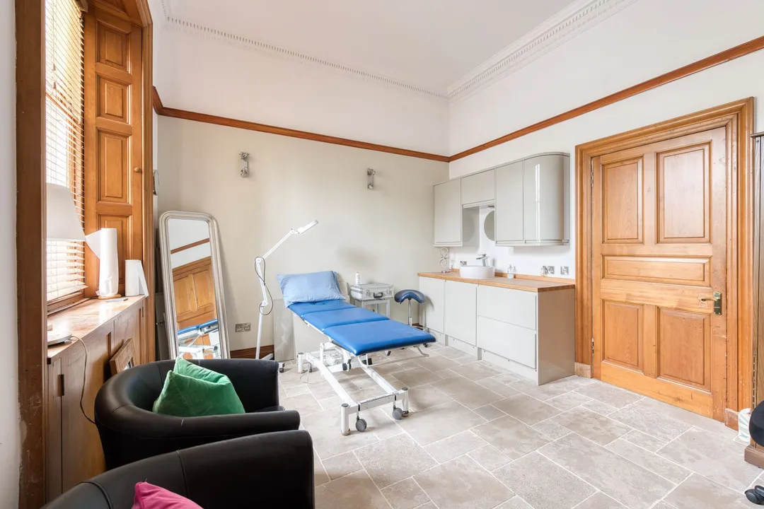 https://mr0.homeflow-assets.co.uk/files/photo/image/47499/3293/_x_/DSC_0569_HDR-77.jpg