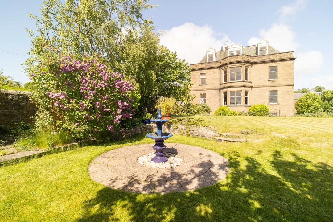 https://mr0.homeflow-assets.co.uk/files/photo/image/47499/3298/_x_/003A0680-26.jpg