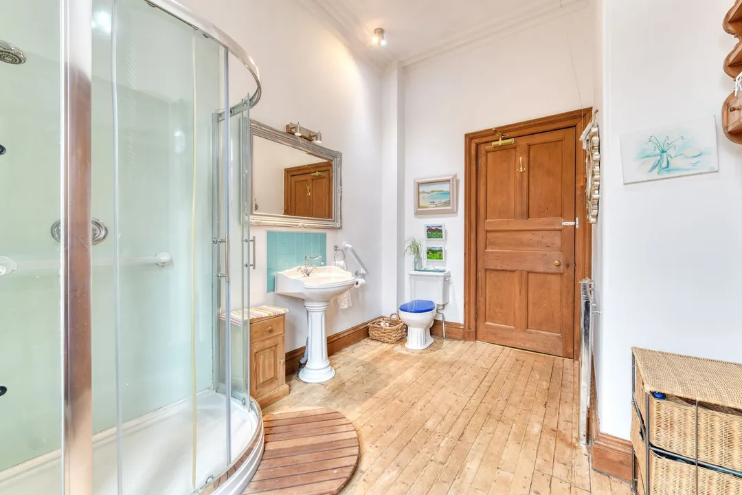 https://mr0.homeflow-assets.co.uk/files/photo/image/47499/3324/_x_/DSC_1431_HDR-205.jpg