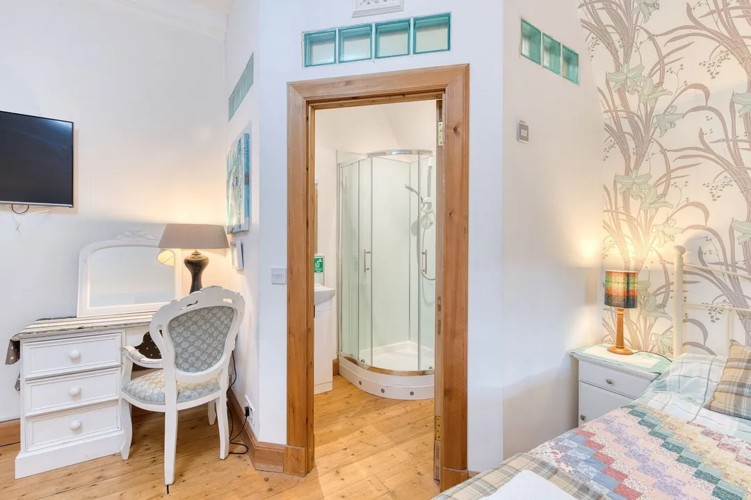 https://mr0.homeflow-assets.co.uk/files/photo/image/47499/3342/_x_/DSC_1768_HDR-255.jpg