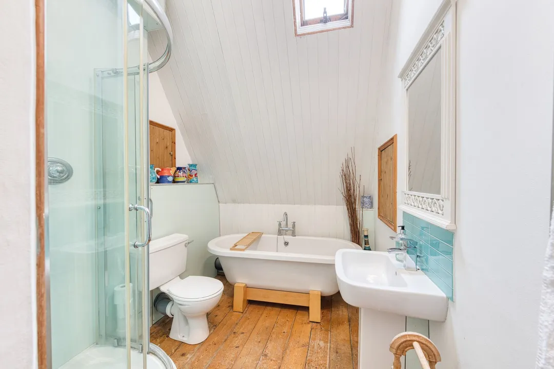 https://mr0.homeflow-assets.co.uk/files/photo/image/47499/3350/_x_/DSC_1603_HDR-232.jpg