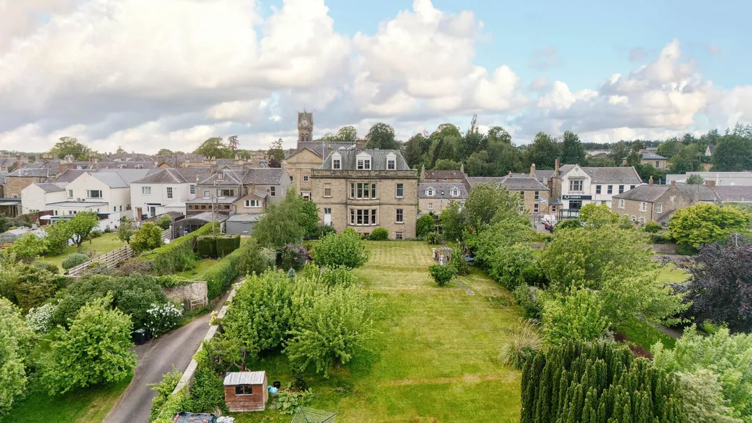 https://mr0.homeflow-assets.co.uk/files/photo/image/47499/3384/_x_/DJI_20240805101545_0270_D_HDR-7.jpg