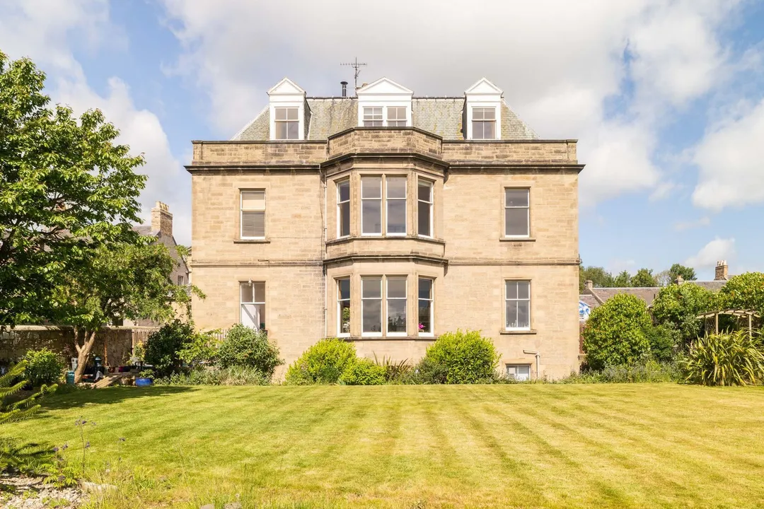 https://mr0.homeflow-assets.co.uk/files/photo/image/47499/3392/_x_/003A0685-31.jpg