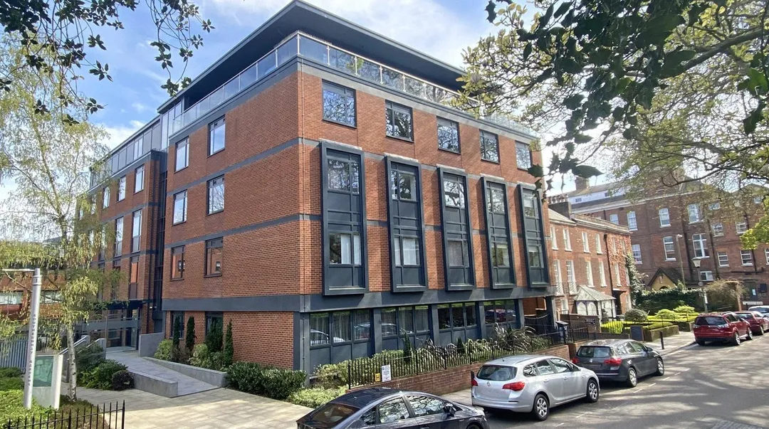 https://mr0.homeflow-assets.co.uk/files/photo/image/47500/1411/_x_/SOU180437_09.jpg