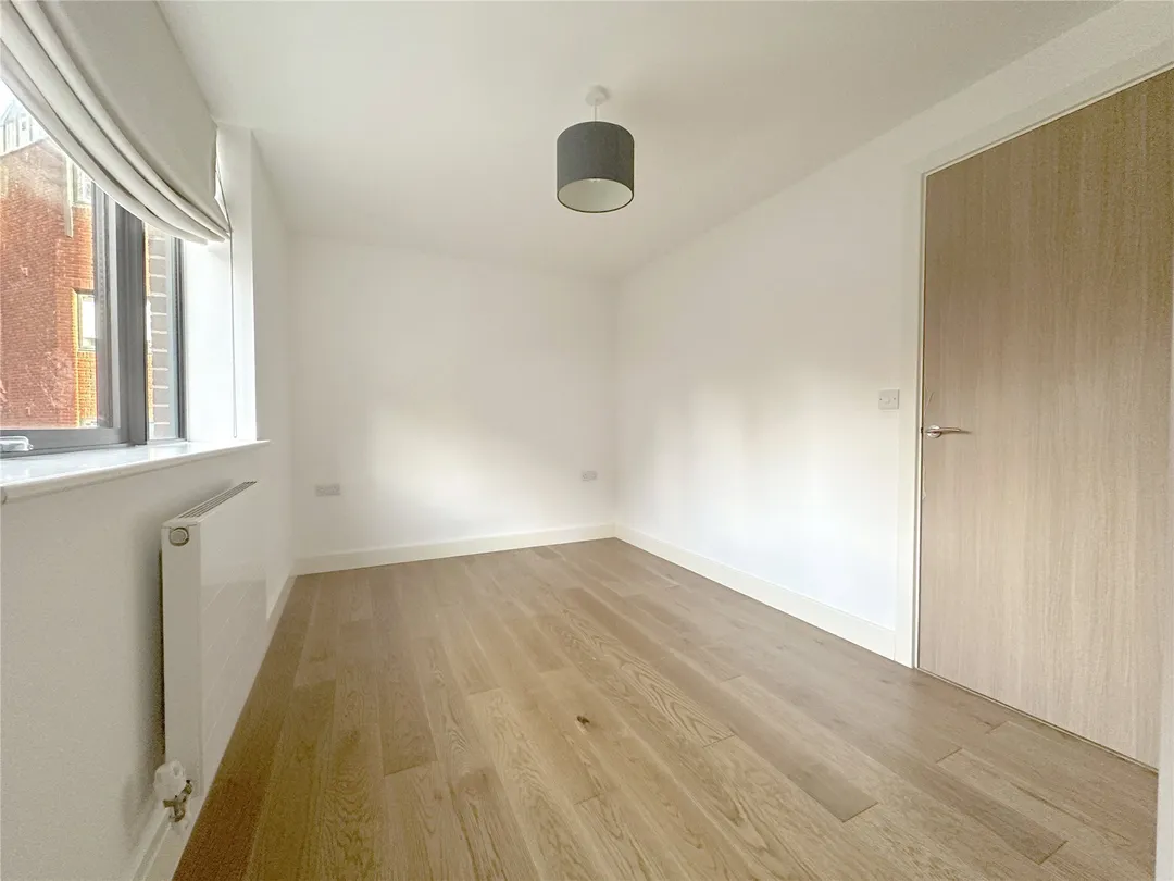 https://mr0.homeflow-assets.co.uk/files/photo/image/47500/1426/_x_/SOU180437_03.jpg