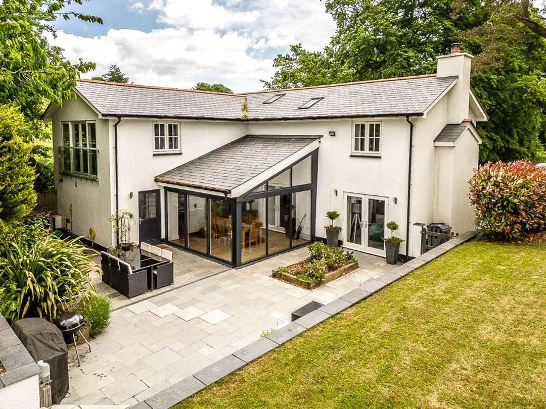 https://mr0.homeflow-assets.co.uk/files/photo/image/47500/1437/_x_/TOP180303_88.jpg