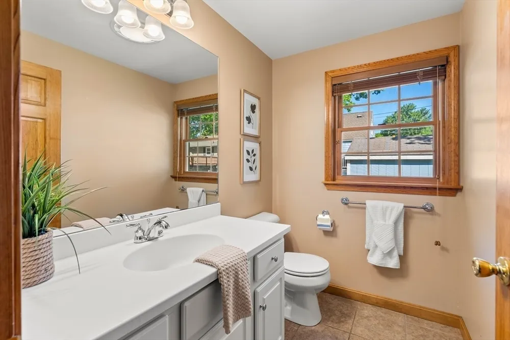 95 Maryland Ave, Lowell, MA 01851