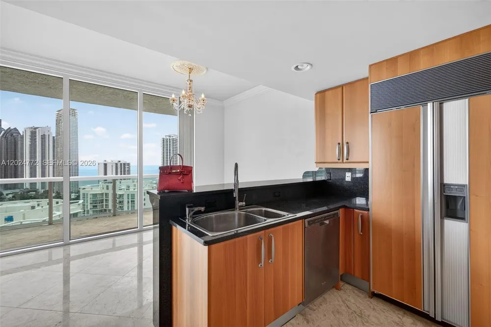 16500 Collins Ave, Sunny Isles Beach, FL 33160