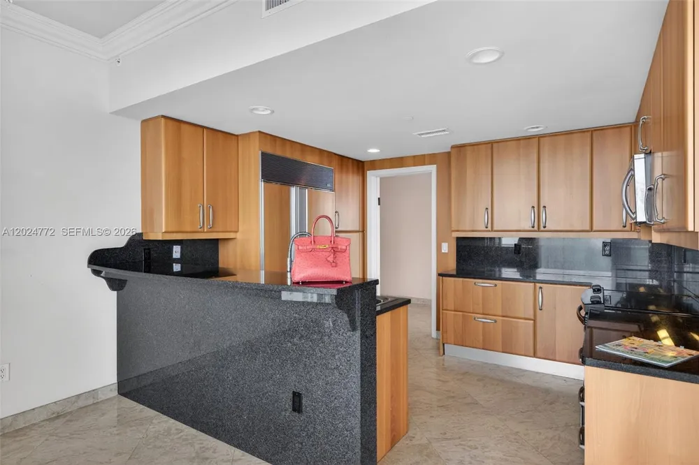 16500 Collins Ave, Sunny Isles Beach, FL 33160