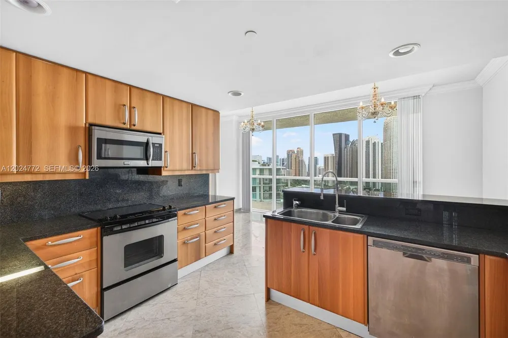 16500 Collins Ave, Sunny Isles Beach, FL 33160