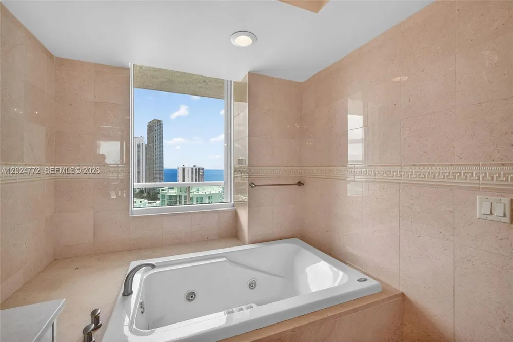 16500 Collins Ave, Sunny Isles Beach, FL 33160