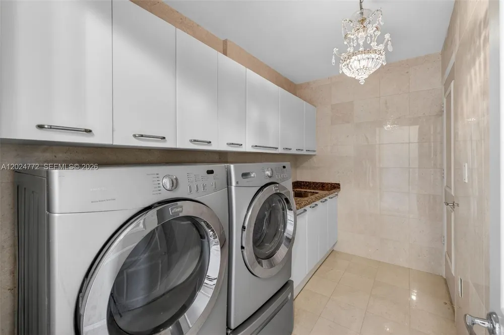 16500 Collins Ave, Sunny Isles Beach, FL 33160