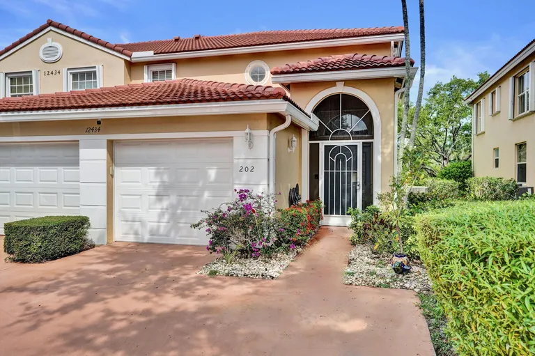12434 Crystal Pointe Dr, Boynton Beach, FL 33437