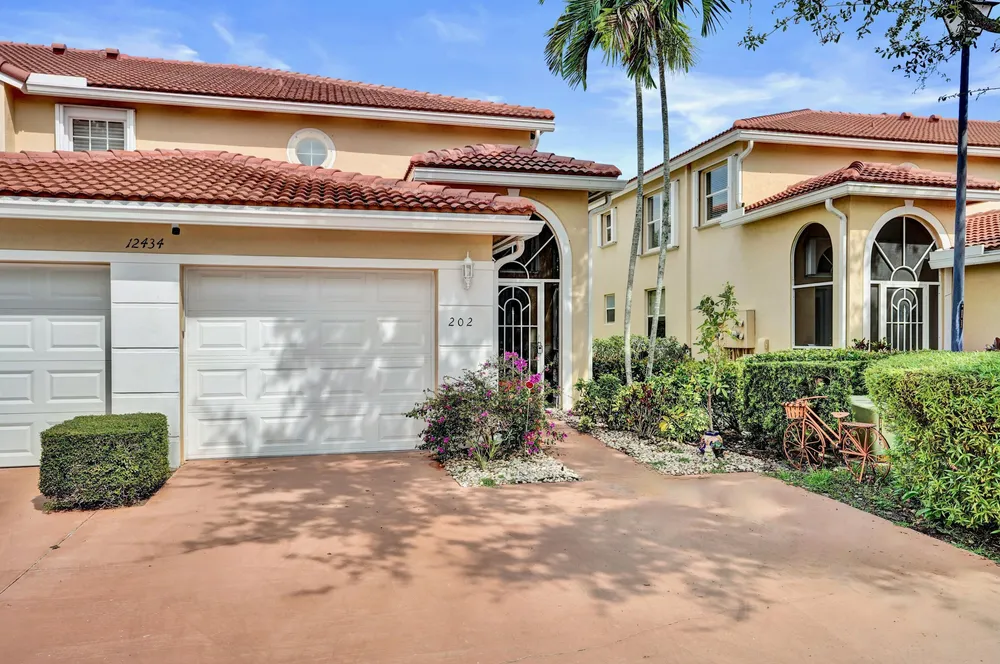 12434 Crystal Pointe Dr, Boynton Beach, FL 33437