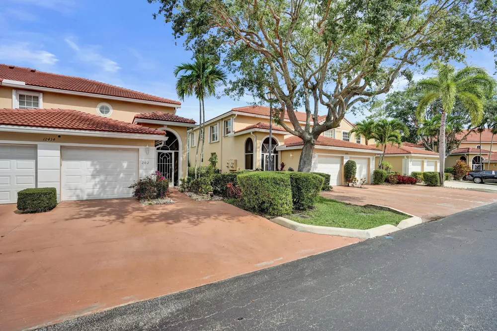 12434 Crystal Pointe Dr, Boynton Beach, FL 33437