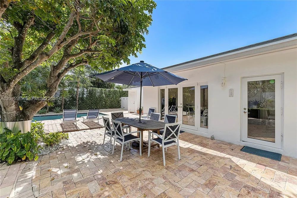 301 Hampton Ln, Key Biscayne, FL 33149