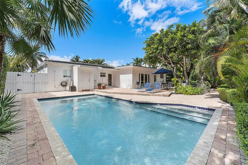 301 Hampton Ln, Key Biscayne, FL 33149
