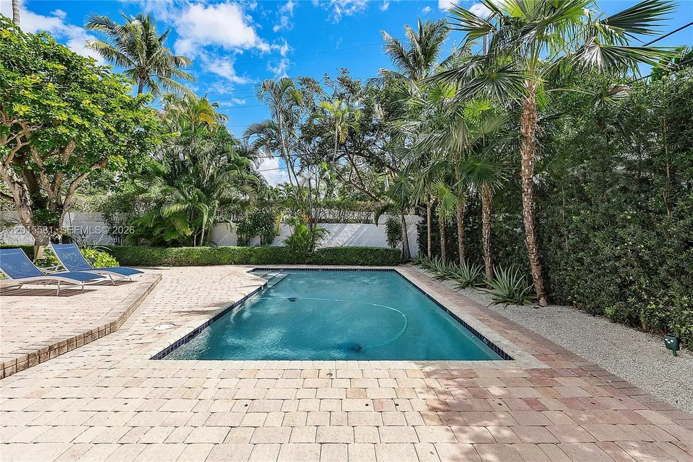 301 Hampton Ln, Key Biscayne, FL 33149