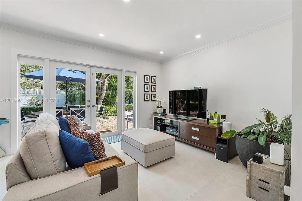 301 Hampton Ln, Key Biscayne, FL 33149