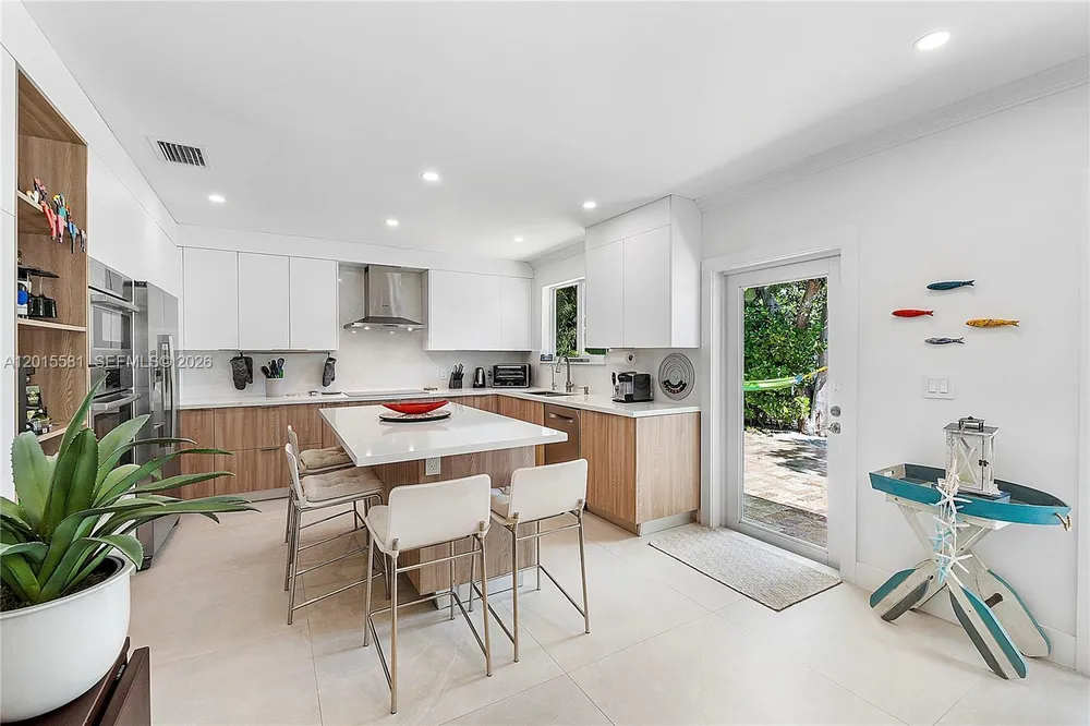 301 Hampton Ln, Key Biscayne, FL 33149
