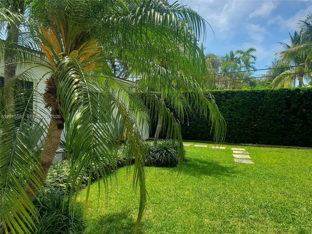 301 Hampton Ln, Key Biscayne, FL 33149