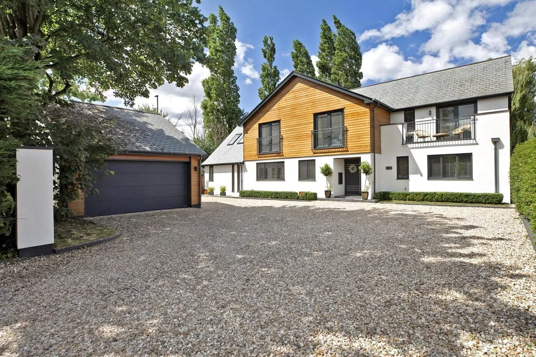 https://mr0.homeflow-assets.co.uk/files/photo/image/47508/2449/_x_/TOP230174_25.jpg