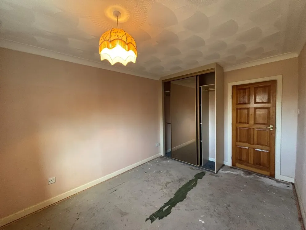 Property carousel item 6