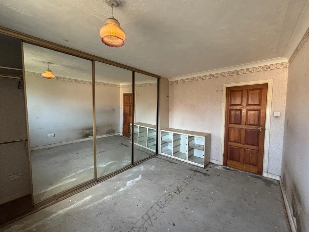 Property carousel item 8