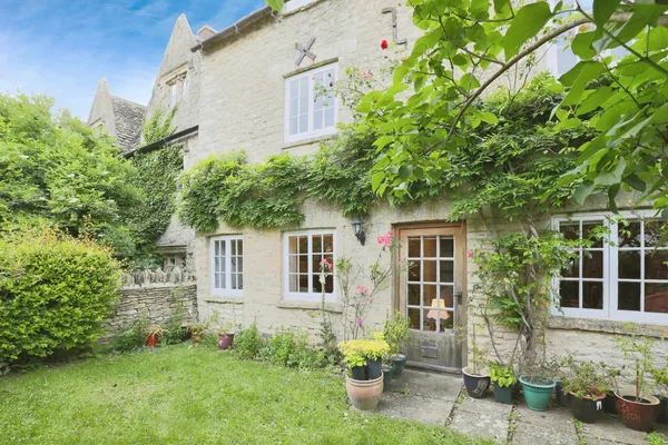 Red Rose Close, Kencot, Oxfordshire, GL7