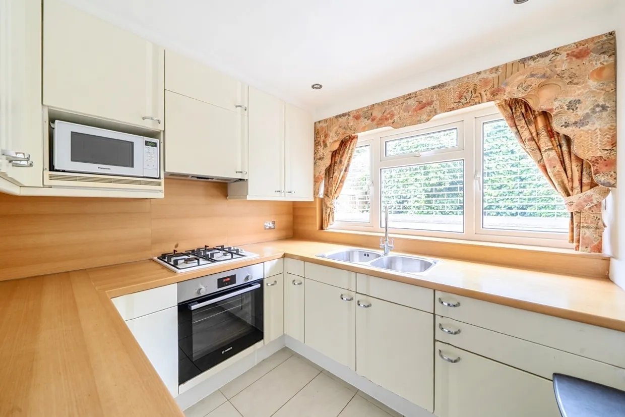 Highfield Road London NW11 photo 12