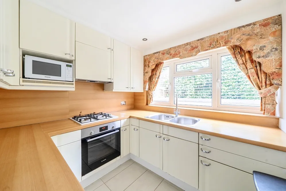 Highfield Road London NW11 photo 12