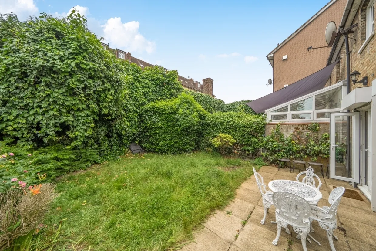 Highfield Road London NW11 photo 9