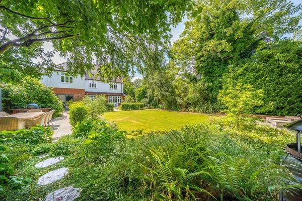 Mayfield Road, Weybridge, KT13 photo 18