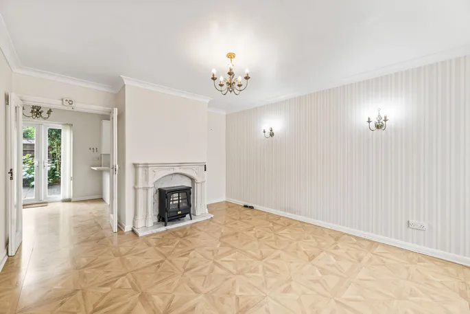 Property carousel image 3