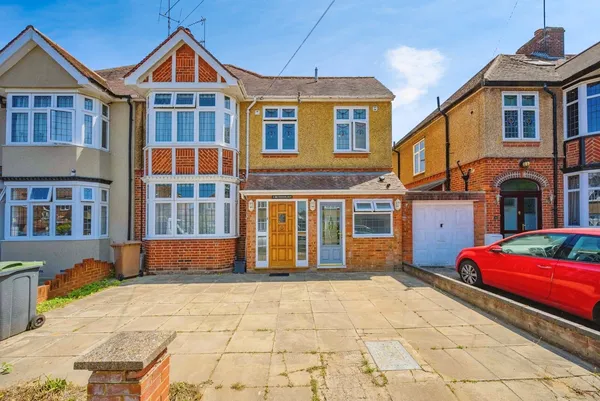 Wychwood Avenue, Luton, Bedfordshire,...