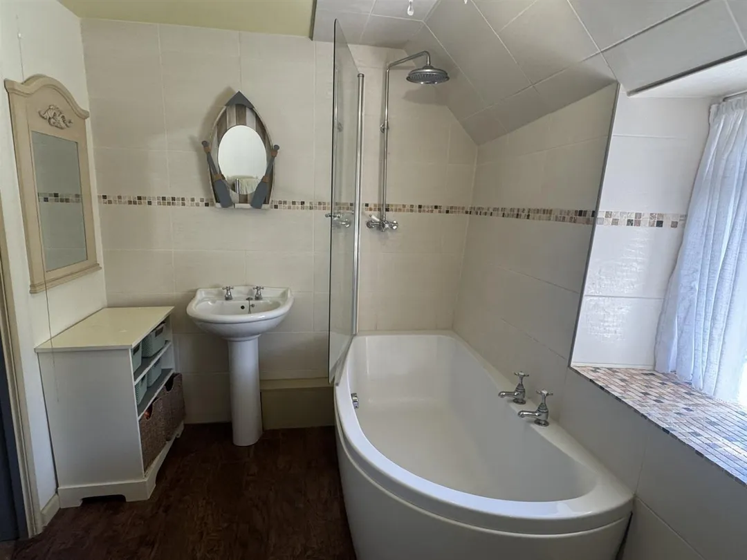 https://mr0.homeflow-assets.co.uk/files/photo/image/47516/0118/_x_/4M1k0wj2EEGX1TP24AclJw.jpg